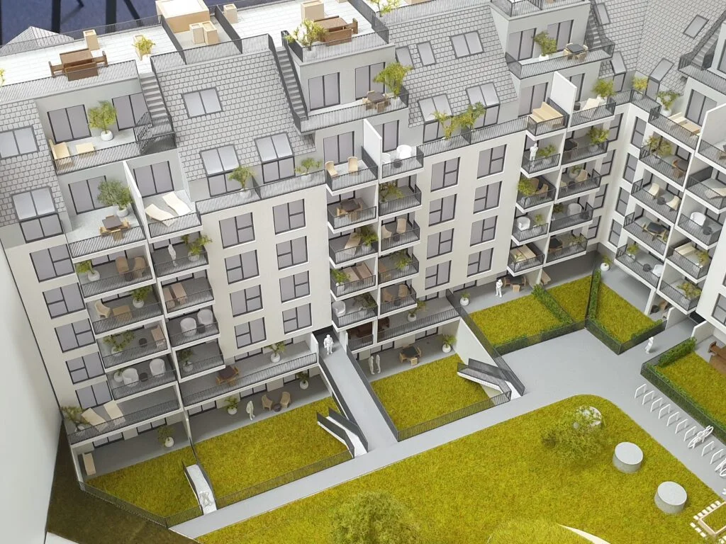 Verkaufsmodell Wohnanlage mit Innenhof, Balkonen und Terrassen – hochwertiges Immobilienmodell für Projektpräsentationen.