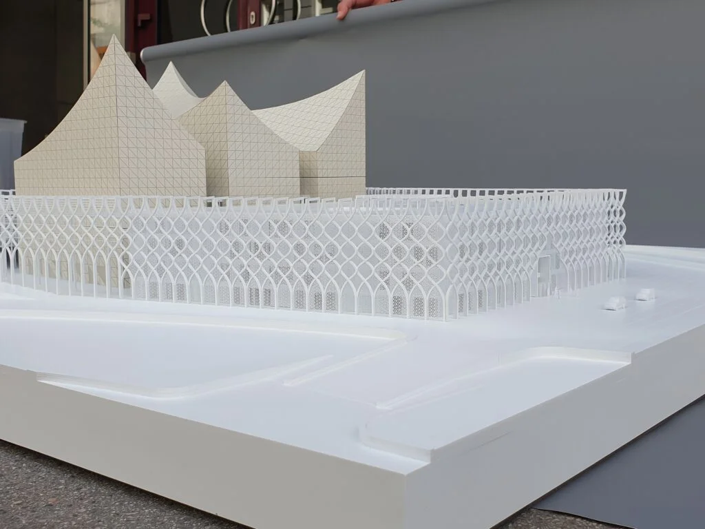 Architekturmodell Kulturzentrum 1:200 – Wettbewerbsmodell mit aufwendiger Fassadenstruktur und ikonischer Dachform.