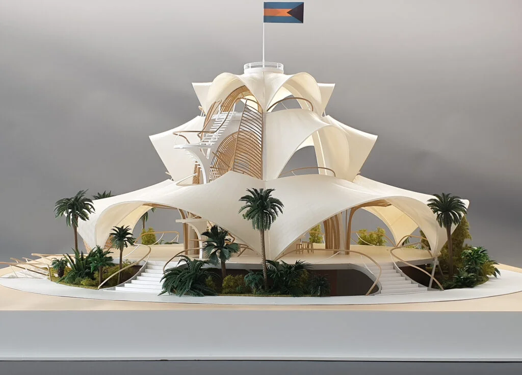 Architekturmodell 1:50 – futuristischer Pavillon mit geschwungenen Dachstrukturen, Palmen und tropischer Landschaft.