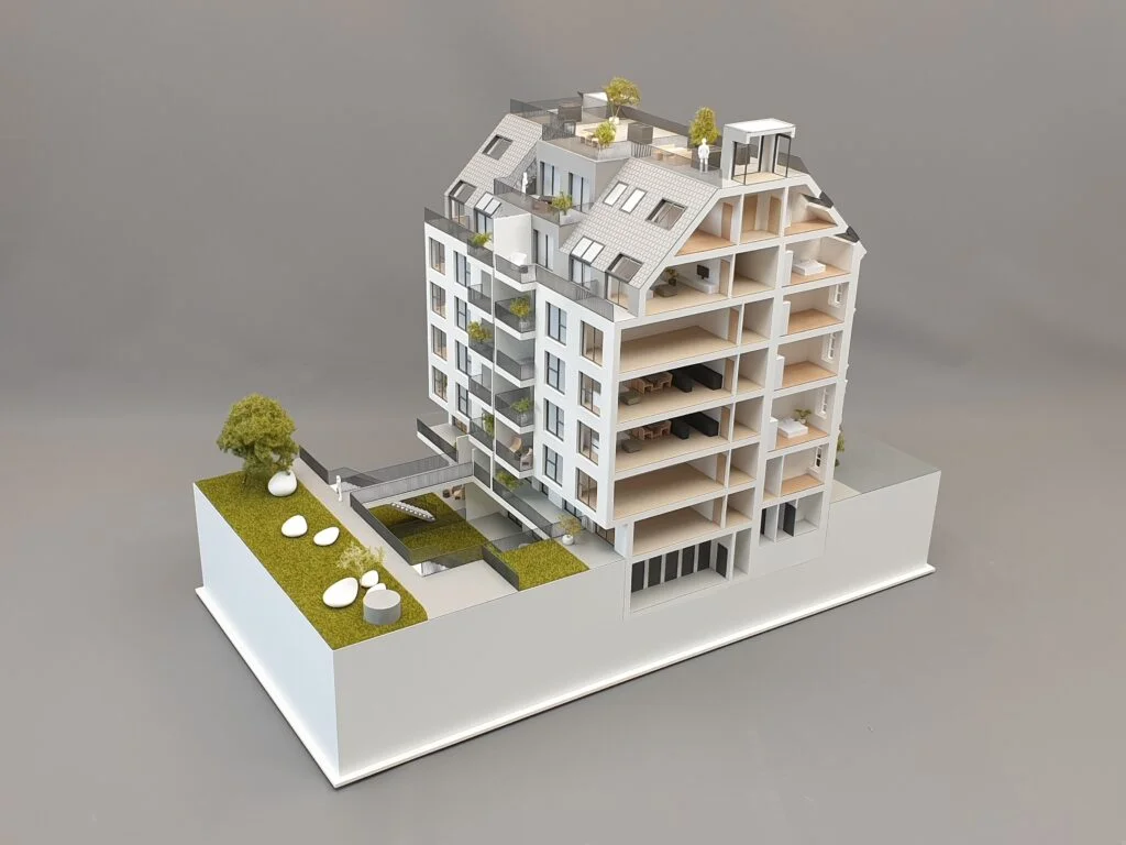 Architekturmodell 1:50 – Schnittmodell eines modernen Wohnhauses mit Innenräumen, Balkonen und begrünten Dachterrassen