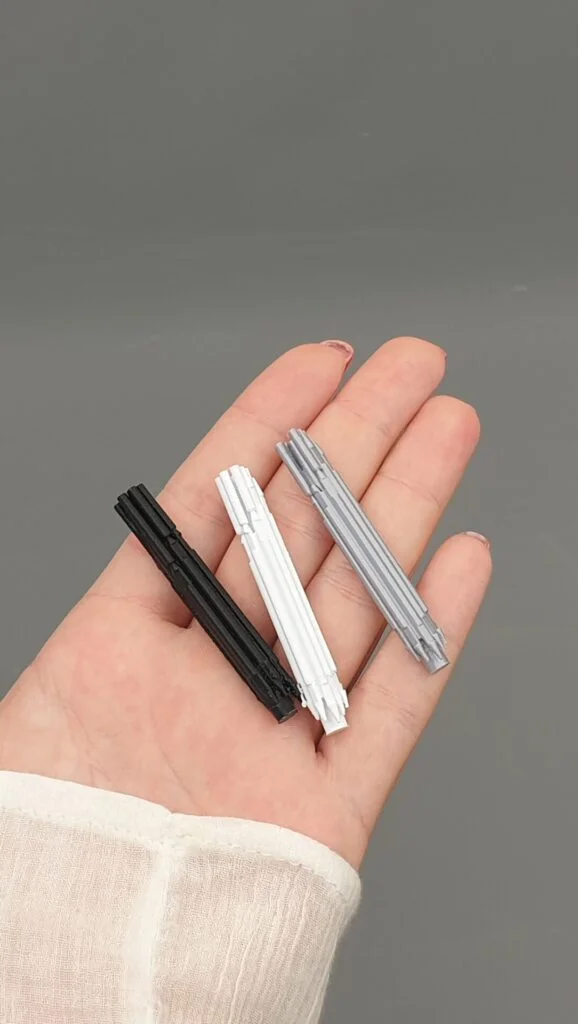Architektur-Bemusterungsmodell – Handmuster von Fensterrahmen und Geländern in Schwarz, Weiß und Grau zur Material- und Farbprüfung.