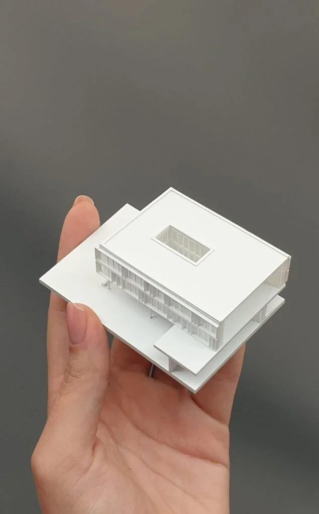 Bemusterungsmodell Wohnhaus – weiße Fassade mit präzisen Details, handgehaltenes Architekturmodell für Projektpräsentationen.