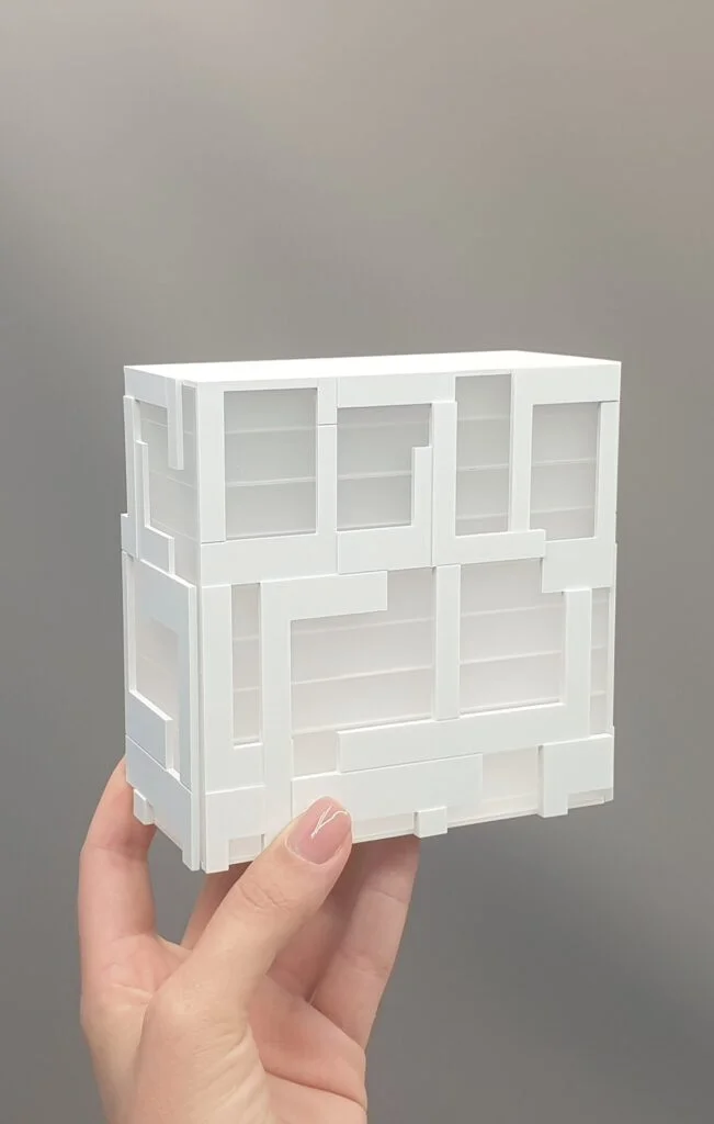 Fassaden-Bemusterungsmodell in Weiß – präzise Geometrie, modulare Flächen, Architektur-Studie im 3D-Druck.
