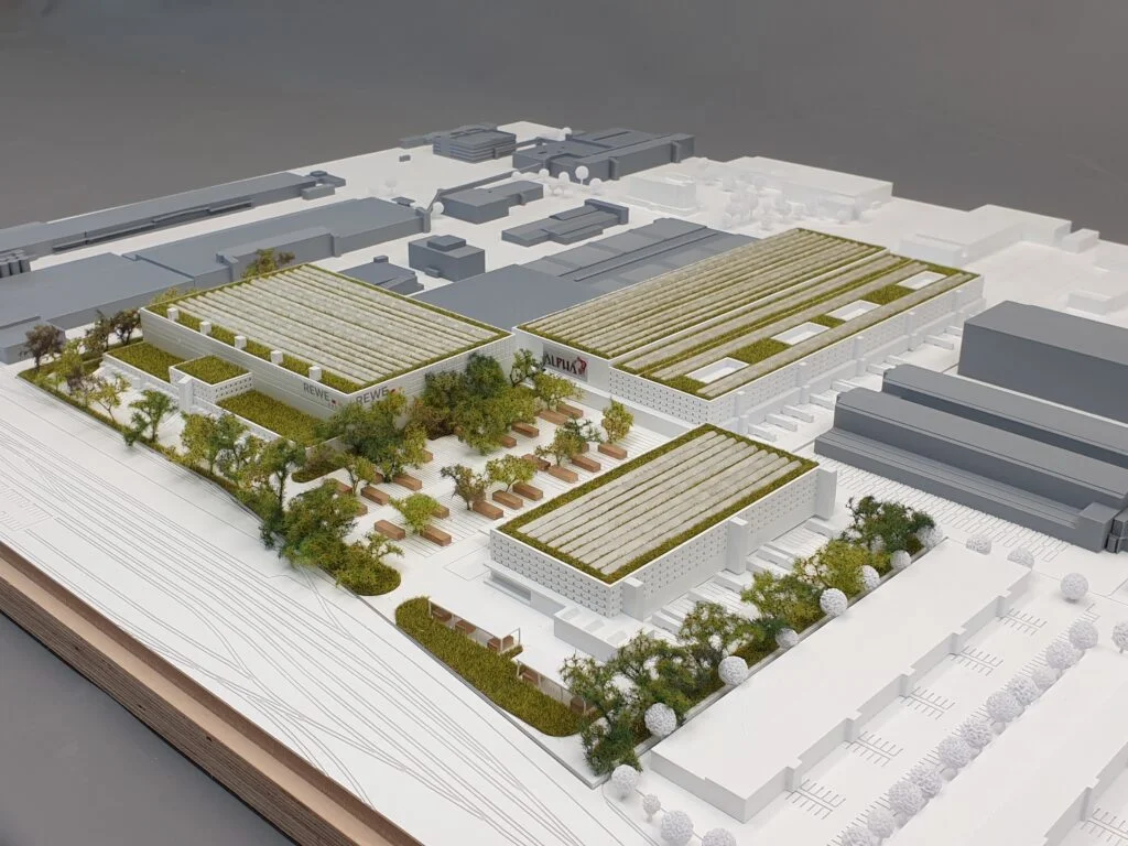 Industriemodell – Gewerbemodell im Maßstab 1:500, Industrie- und Handelsgebäude mit Dachbegrünung, Außenanlagen, realistischen Bäumen und Detailgenauigkeit.