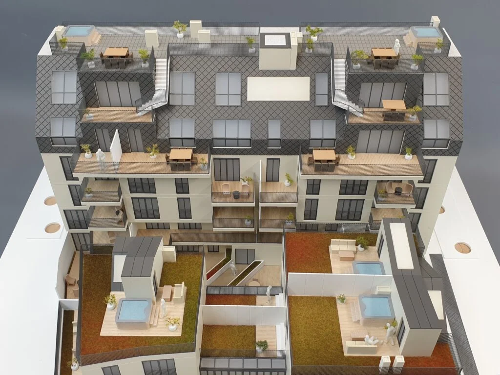 Verkaufsmodell Wohnanlage mit Terrassen, Dachgärten und Pools – hochwertiges Immobilienmodell für Präsentationen.