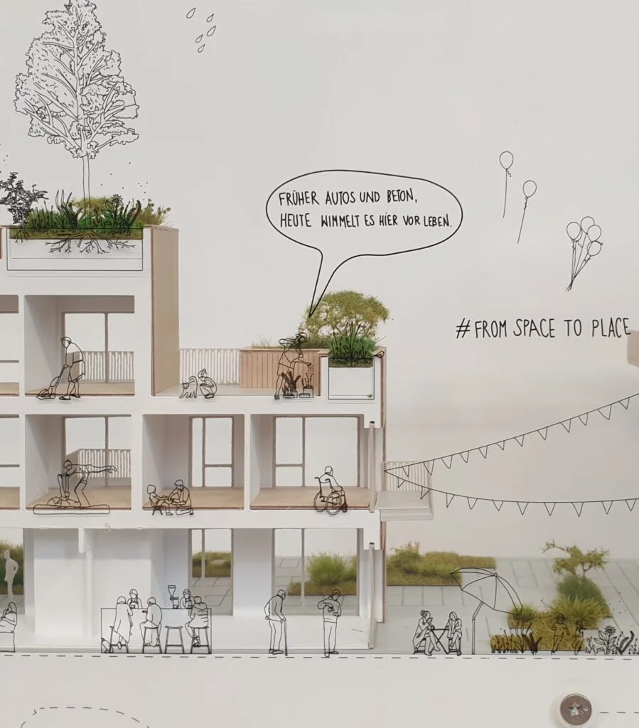 Architektur-Schnittmodell mit begrünten Terrassen, nachhaltigem Wohnkonzept und transparentem Präsentationspaneel.