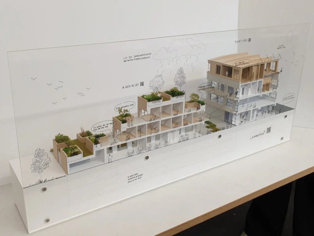 Architektur-Schnittmodell mit begrünten Terrassen, nachhaltigem Wohnkonzept und transparentem Präsentationspaneel.