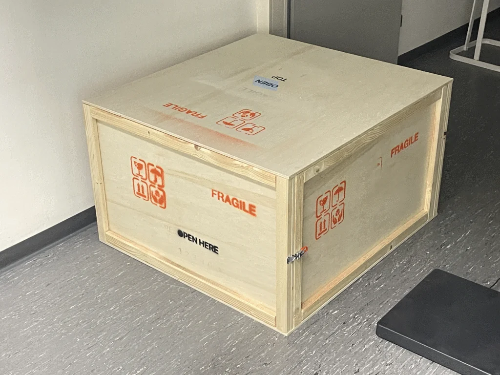 Architekturmodell in großer Holzkiste – sichere, zoll-konforme Verpackung für internationalen Transport empfindlicher Modelle.