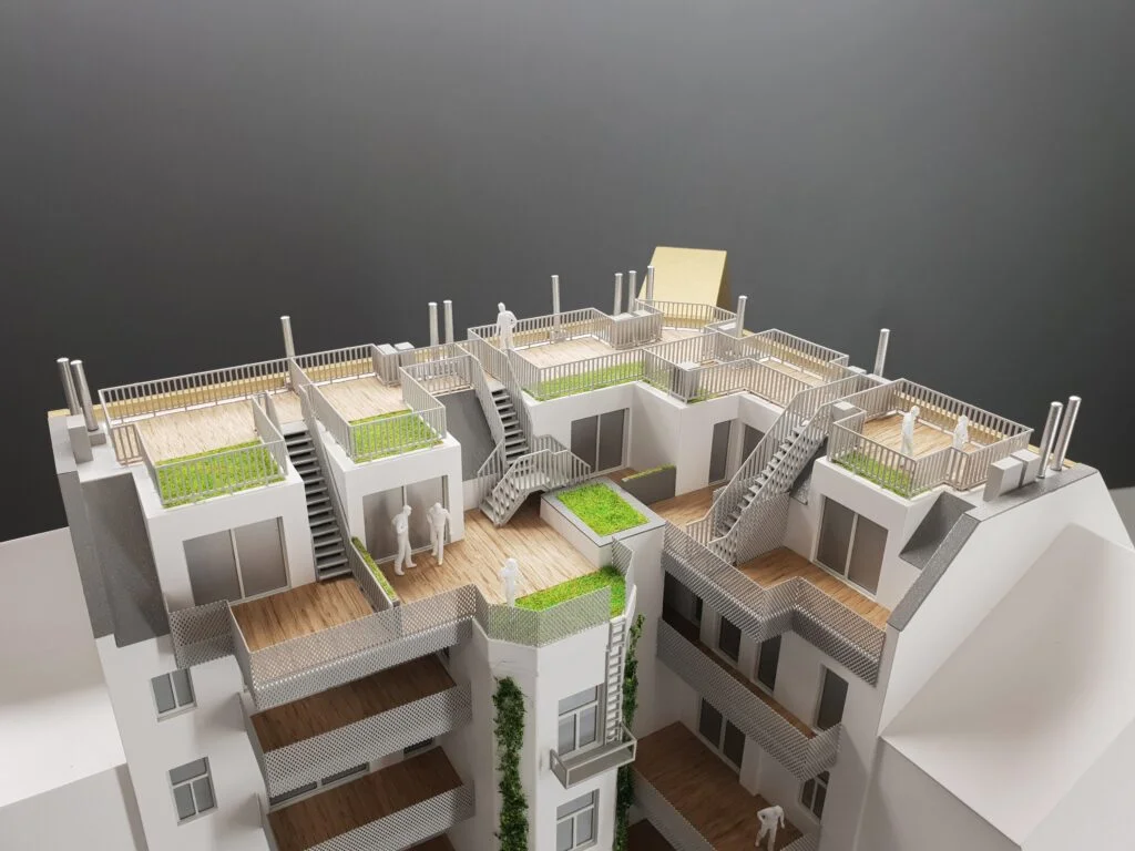 Architekturmodell Dachterrassen – modernes Wohnhaus mit begrünten Freiflächen, Terrassen und detaillierter Fassadengestaltung.