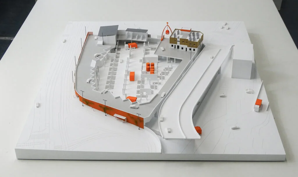 Industriemodell eines Baumarkt- und Lagergeländes im Maßstab 1:500 – präzises Architekturmodell mit Gebäuden, Zufahrten und Parkflächen.