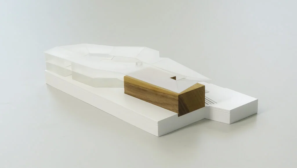 Architekturmodell Kulturzentrum – weiße transluzente Baukörper mit markantem Holzelement, moderne und klare Gestaltung.
