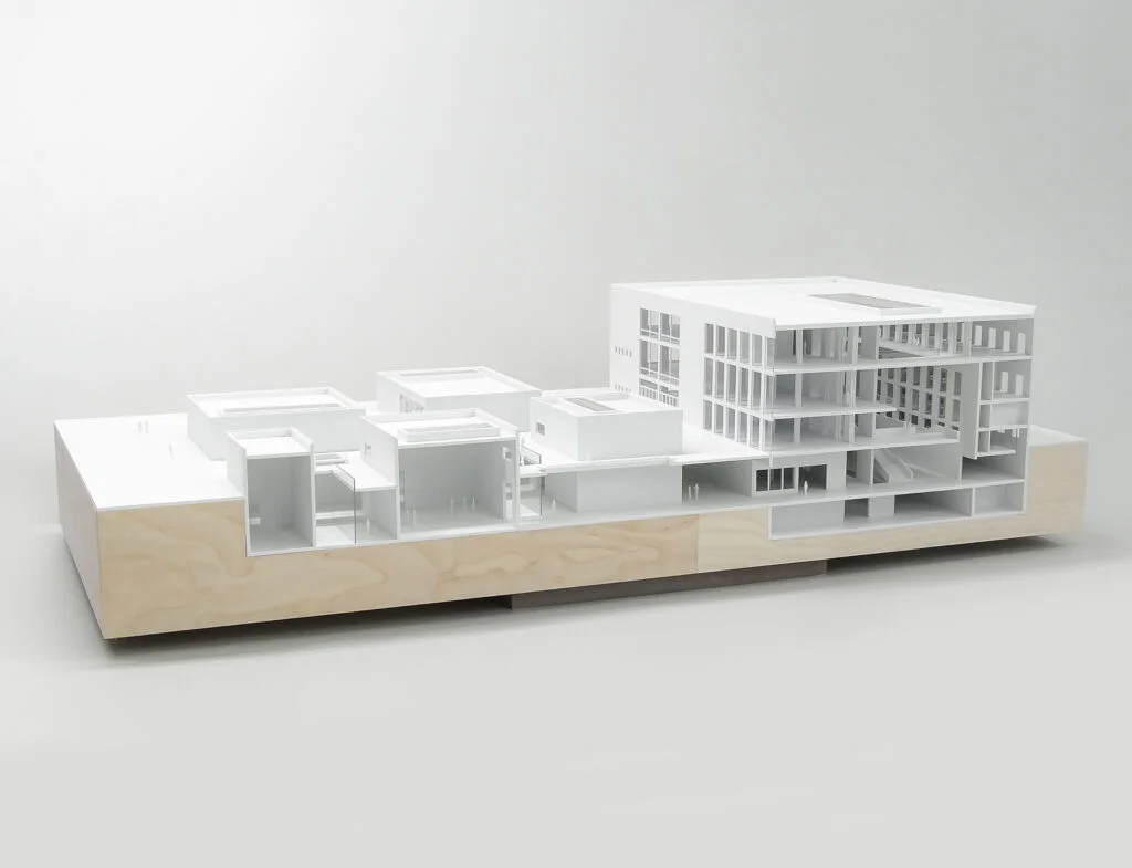 Architektur-Schnittmodell moderner Gebäudekomplex mit Geschossen, Innenräumen und klarer Kubatur.