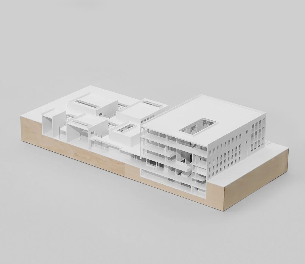 Architekturmodell Kulturzentrum – weiße transluzente Baukörper mit markantem Holzelement, moderne und klare Gestaltung.
