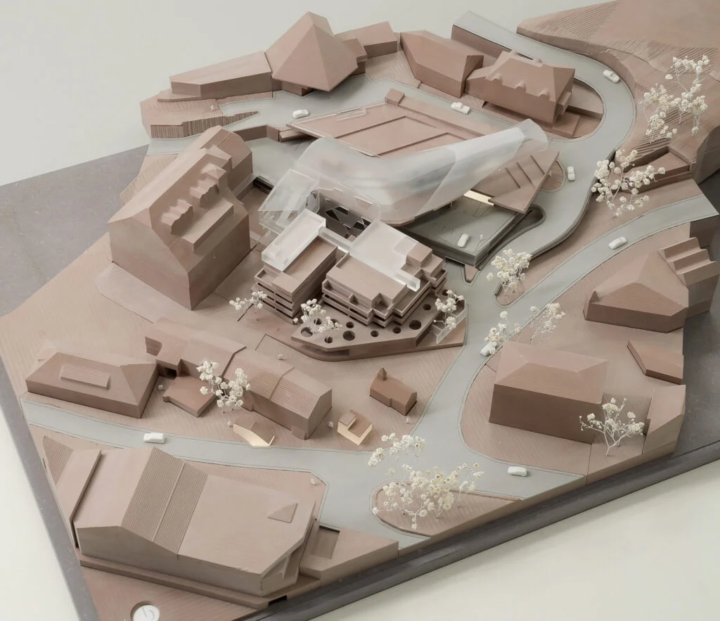 Architekturmodell Stadtquartier 1:200 – Wettbewerbsmodell mit Baukörpern, Straßen, Bäumen und transparenter Dachkonstruktion.