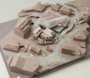 Architekturmodell Stadtquartier 1:200 – Wettbewerbsmodell mit Baukörpern, Straßen, Bäumen und transparenter Dachkonstruktion.