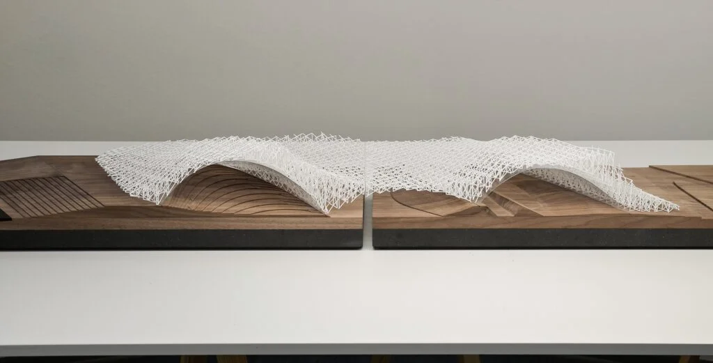Architekturmodell aus Holz – Landschaftsmodell mit filigraner Struktur auf Nussholz und topografischen Details.