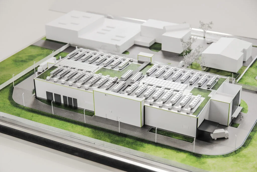 ndustriemodell eines Rechenzentrums im Maßstab 1:200 – präzises Architekturmodell mit Dachtechnik, Gebäudestruktur und Zufahrt für Logistik.