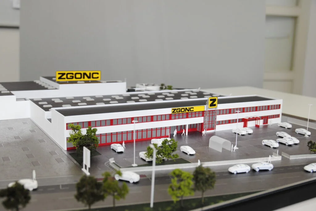 Industriemodell ZGONC Logistikzentrum im Maßstab 1:200 – präzises Architekturmodell mit Gebäudekomplex, Parkplätzen und Firmenbranding.
