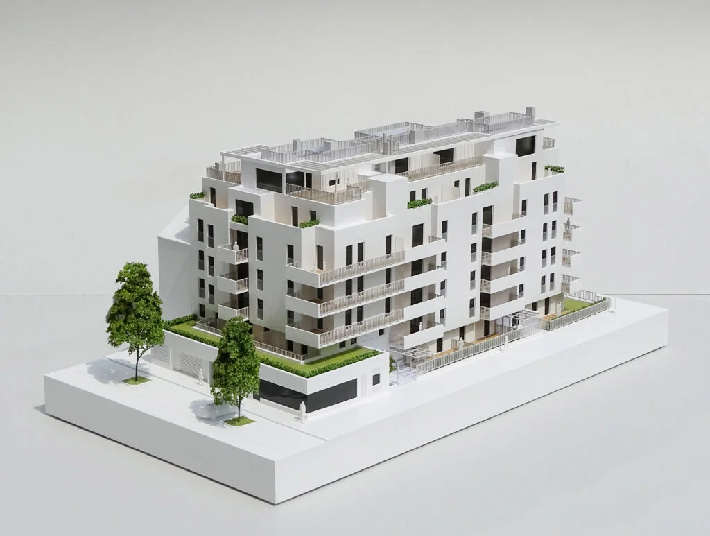 Verkaufsmodell – Architekturmodell eines Wohnhauses mit Dachbegrünung, modernen Terrassen und detaillierter Fassadengestaltung
