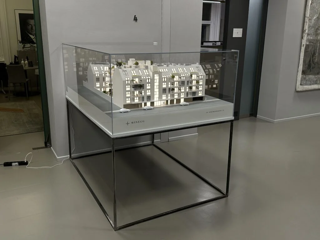 Immobilien-Präsentationsmodell 1:50/1:75 – Wohnanlage mit Beleuchtung in Acrylglasvitrine für Verkauf und Investoren.