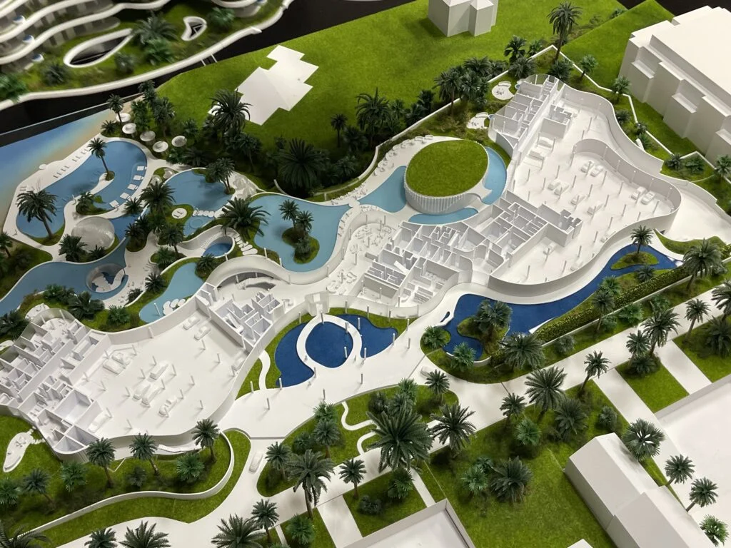 Architekturmodell Resort – organisch geformte Gebäude mit Poollandschaft, Palmen und Grünflächen für Tourismusprojekte.