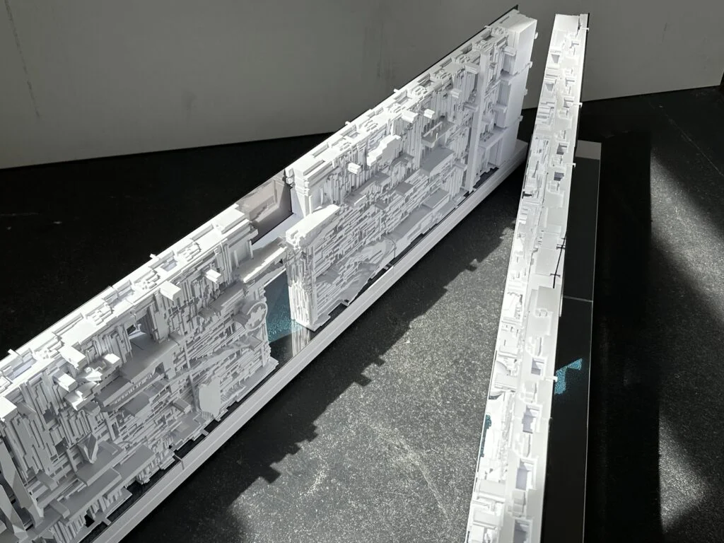 Messemodell Pavillon – Architekturmodell mit transparenten Ebenen, Figuren und Lichtinszenierung.