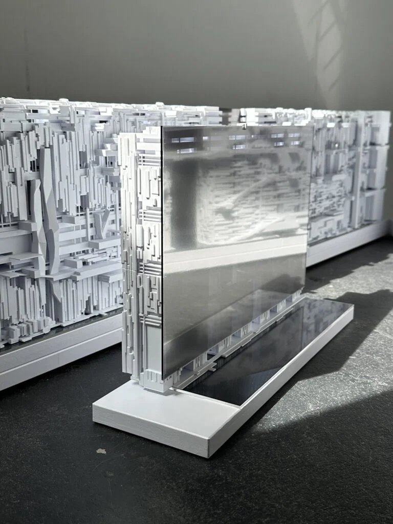: Funktionsmodell mit futuristischer Fassade und spiegelndem Baukörper, detailreiches Architekturmodell für Wettbewerbspräsentatione