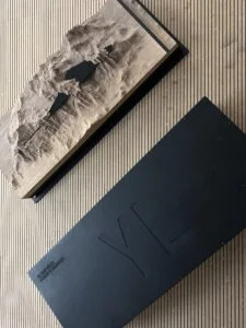Geschenkidee Architekturmodell – Holzrelief mit Landschaftsform in Präsentationsbox, exklusiv und individuell gefertigt.
