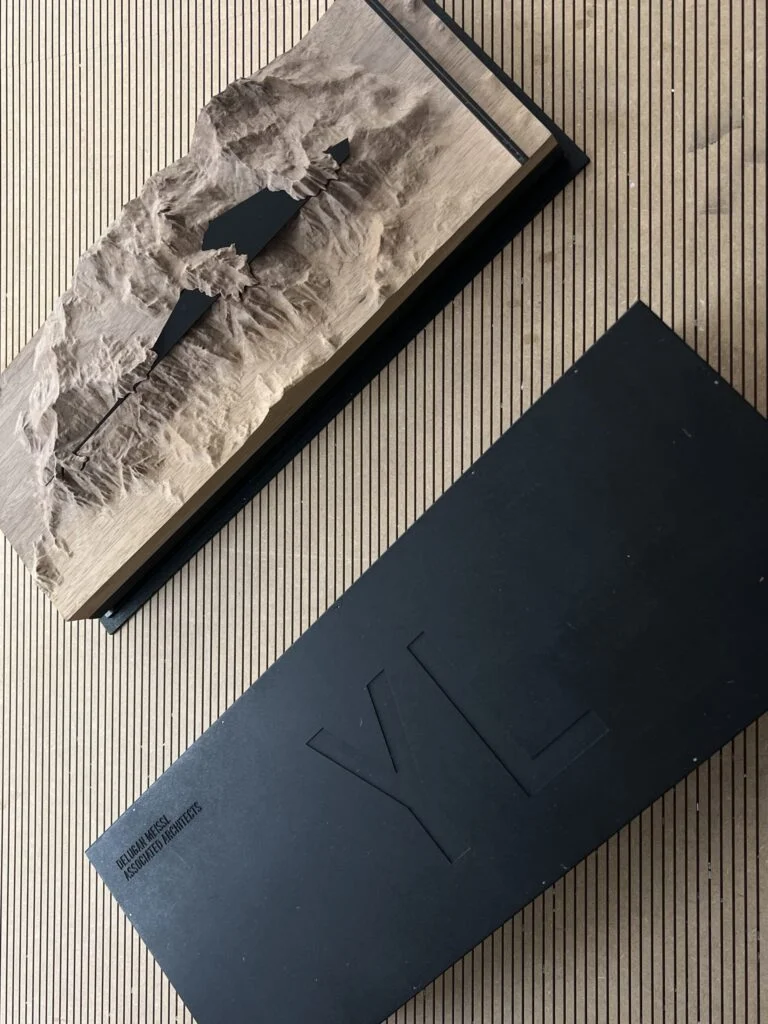 Geschenkidee Architekturmodell – Holzrelief mit Landschaftsform in Präsentationsbox, exklusiv und individuell gefertigt.