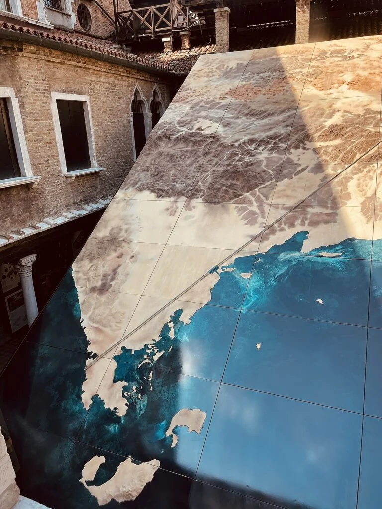 Messemodell Topografie – großformatige Karte mit Relief, Küstenlinie und Meeresdarstellung.