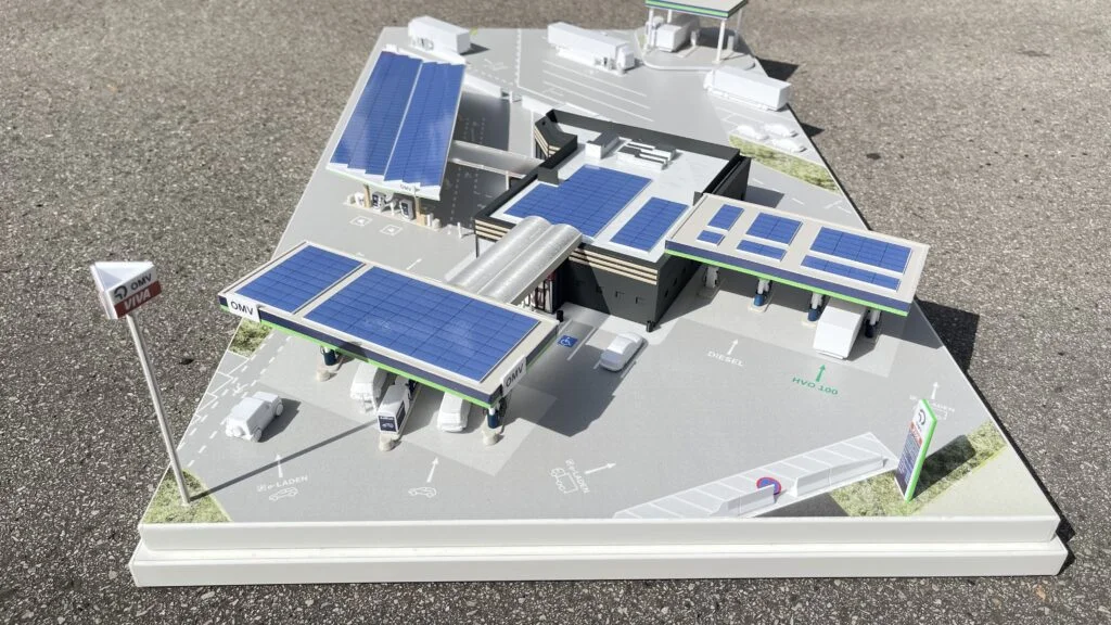 Industriemodell einer OMV Tankstelle im Maßstab 1:200 – Architekturmodell mit Photovoltaik-Dächern, Zapfsäulen, E-Ladestationen und Zufahrten.