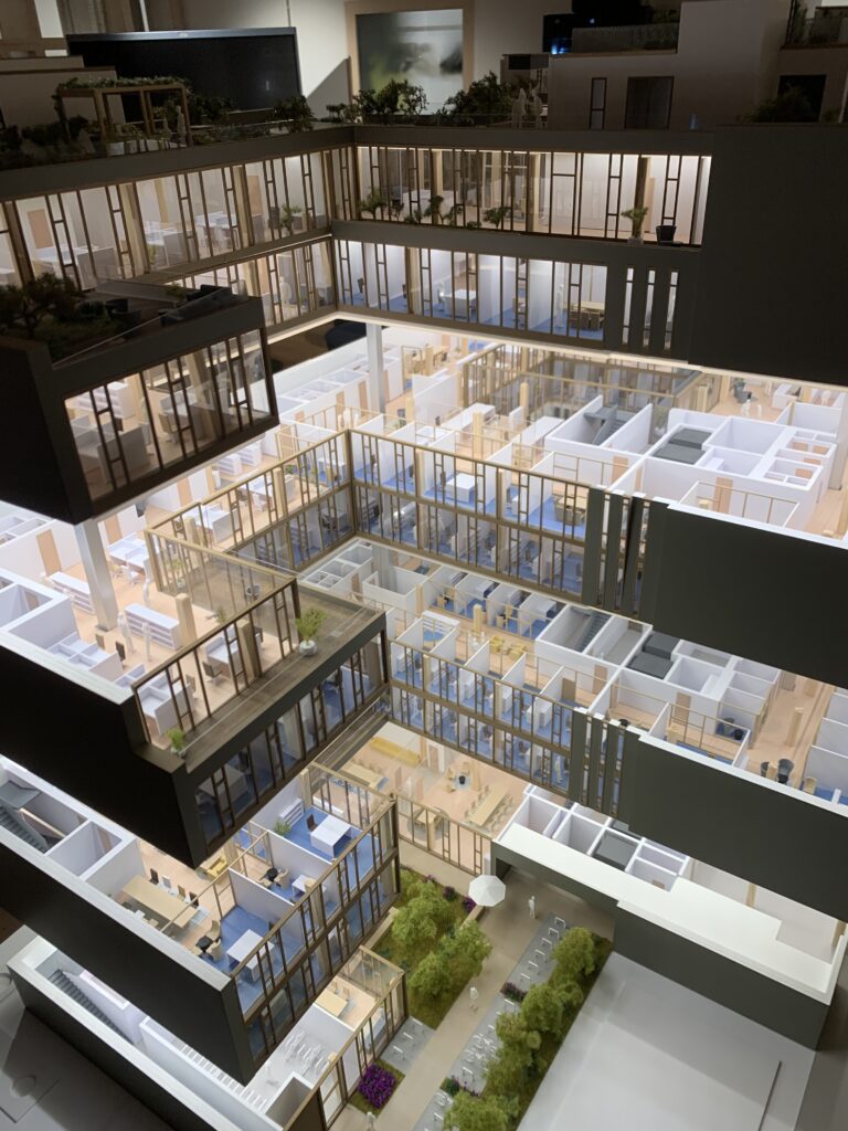 Architekturmodell – Präsentationsmodell im Maßstab 1:75 mit Innenräumen, realistischer Beleuchtung, hoher Detailgenauigkeit und Begrünung im Innenhof.