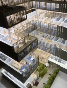 Architekturmodell – Präsentationsmodell im Maßstab 1:75 mit Innenräumen, realistischer Beleuchtung, hoher Detailgenauigkeit und Begrünung im Innenhof.