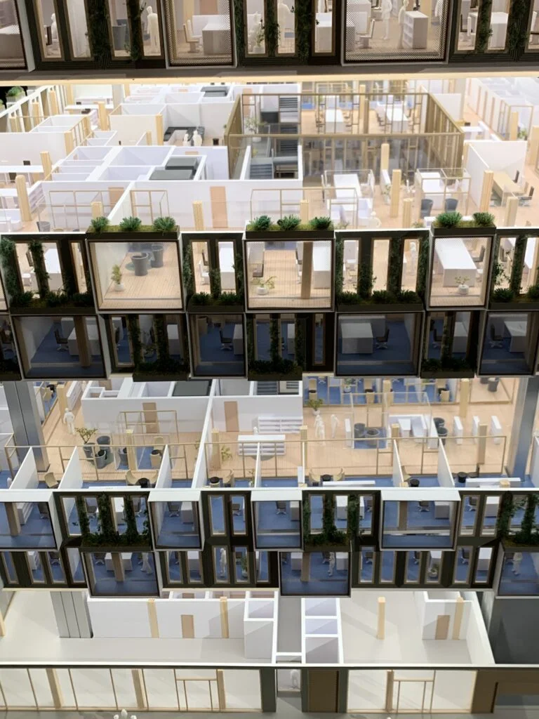 Verkaufsmodell „The Stack“ mit detaillierten Innenräumen, Büros und begrünten Fassadenelementen – Architekturmodell.