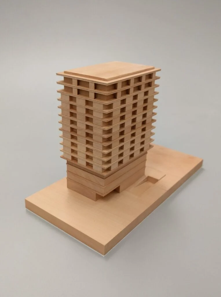 Architekturmodell eines Hochhauses aus Holz – Wettbewerbsmodell im Maßstab 1:500 mit klarer Struktur und Ebenen.