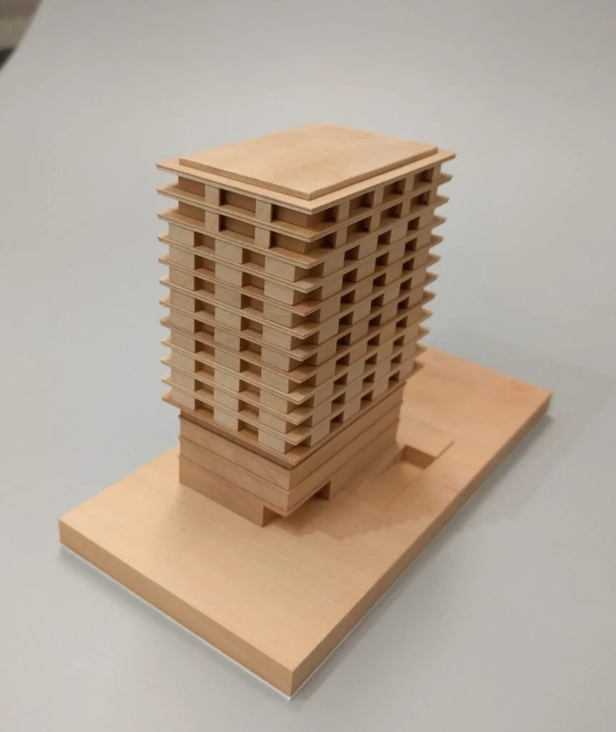 : Architekturmodell Hochhaus 1:500 – Holzmodell mit Schichtbauweise und klar gegliederten Etagen.