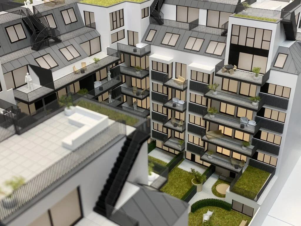 Verkaufsmodell Wohnhaus mit Balkonen, Terrassen und Innenhof – hochwertiges Immobilienmodell für Präsentationen.