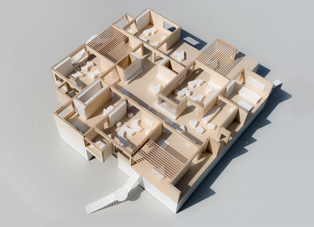Funktionsmodell Grundriss mit abstrahierten Innenräumen, Kartonwänden und Möblierung für Planung und Präsentationen.