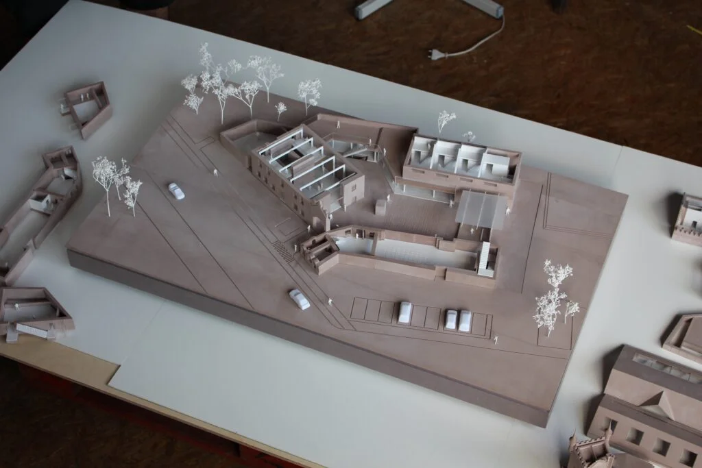 Architekturmodell mit offenen Elementen – Stadtbauprojekt mit sichtbaren Innenräumen und Gebäudestrukturen.