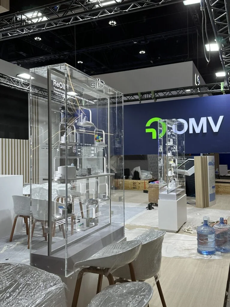 Messemodell OMV ReOil – Acrylglas-Vitrine mit Prozessdarstellung und Beleuchtung.