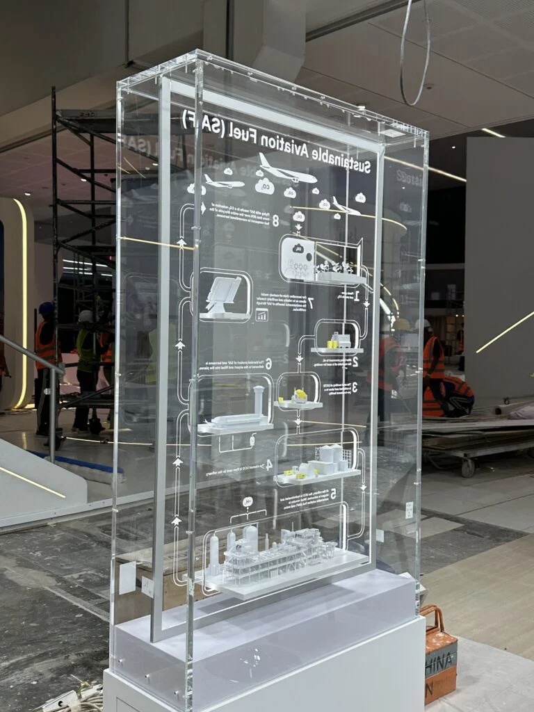 Messemodell futuristischer Pavillon – beleuchtete Struktur mit polygonaler Glasarchitektur.