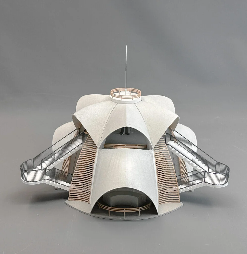 Architektonisches Bemusterungsmodell – Kuppelstruktur mit Treppen, Holzlamellen und feiner Detailausführung.