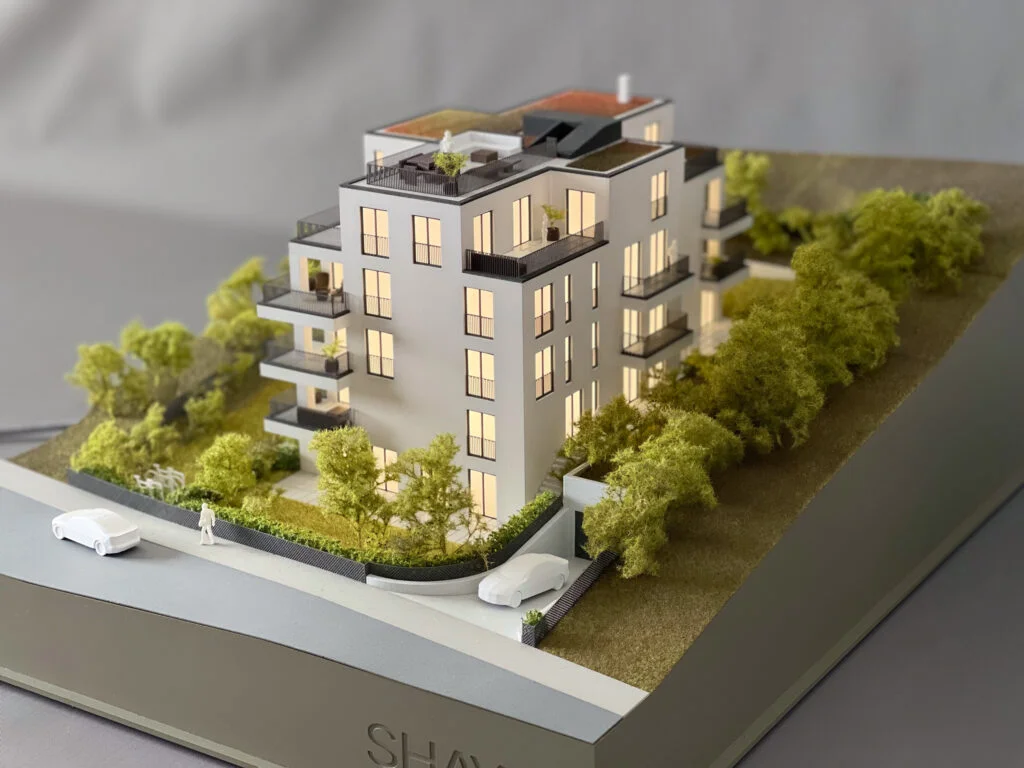 Verkaufsmodell Wohnhaus mit Balkonen, Dachterrassen und Begrünung – detailgetreues Immobilienmodell für Präsentationen.