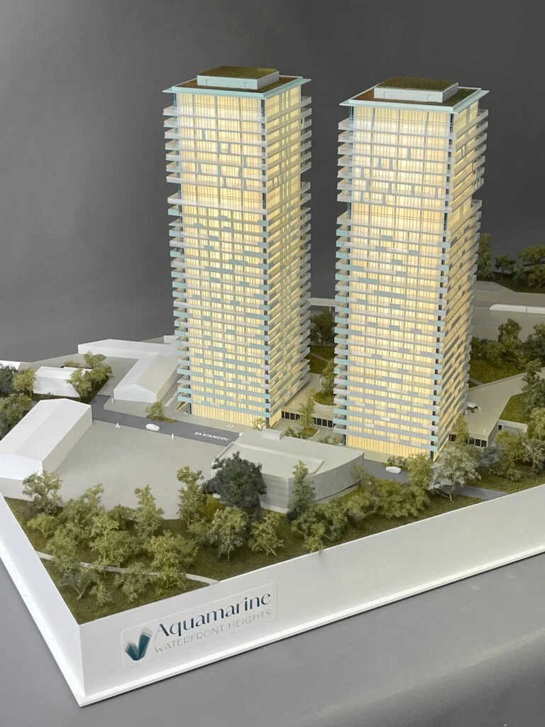 Architekturmodell Hochhäuser – detailreiches Immobilienmodell mit Glasfassaden, LED-Beleuchtung und urbaner Umgebung.