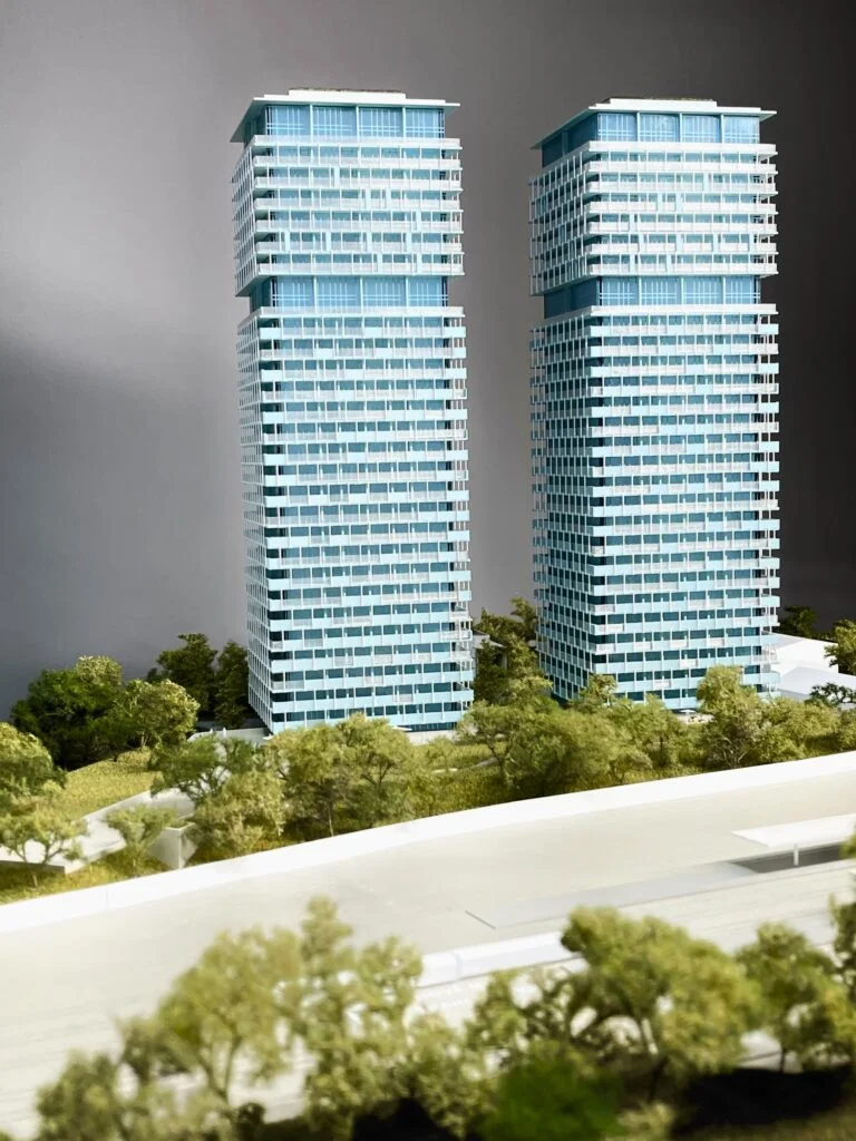 Architekturmodell Twin Towers – zwei moderne Hochhäuser mit Glasfassade, umliegender Grünfläche und realistischer Detaildarstellung.