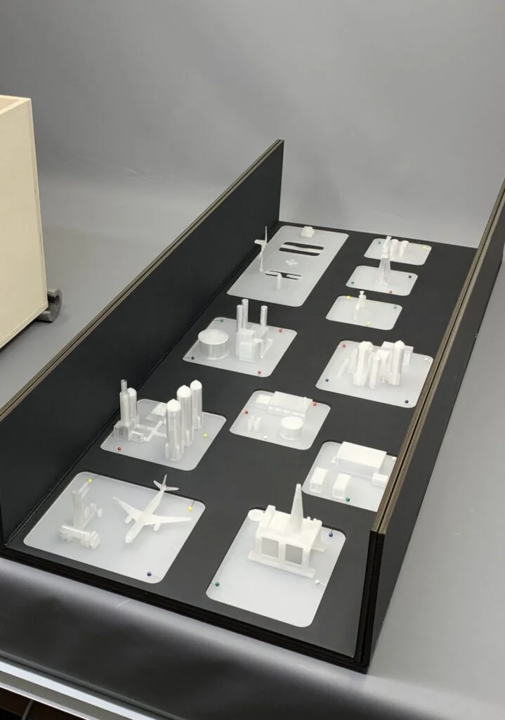 Industriemodelle in Präsentationsbox mit Transportkiste – Architektur- und Technikmodelle für Energie, Industrie und Logistik, zollsicher verpackt.