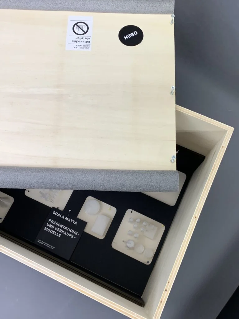 Architekturmodell in stabiler Holzkiste – zoll-sichere Verpackung für Transport, Lagerung und weltweiten Versand.