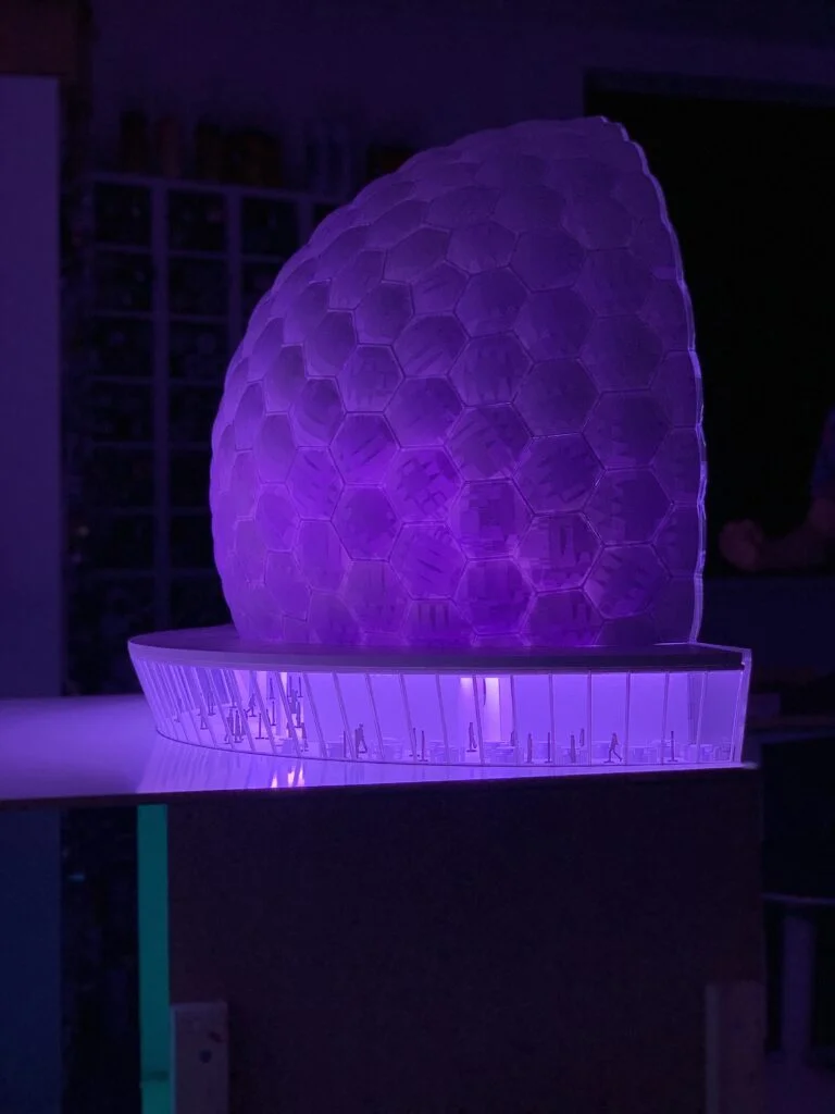 Messemodell futuristische Kuppel – beleuchtetes Architekturmodell mit LED-Licht und hexagonaler Struktur