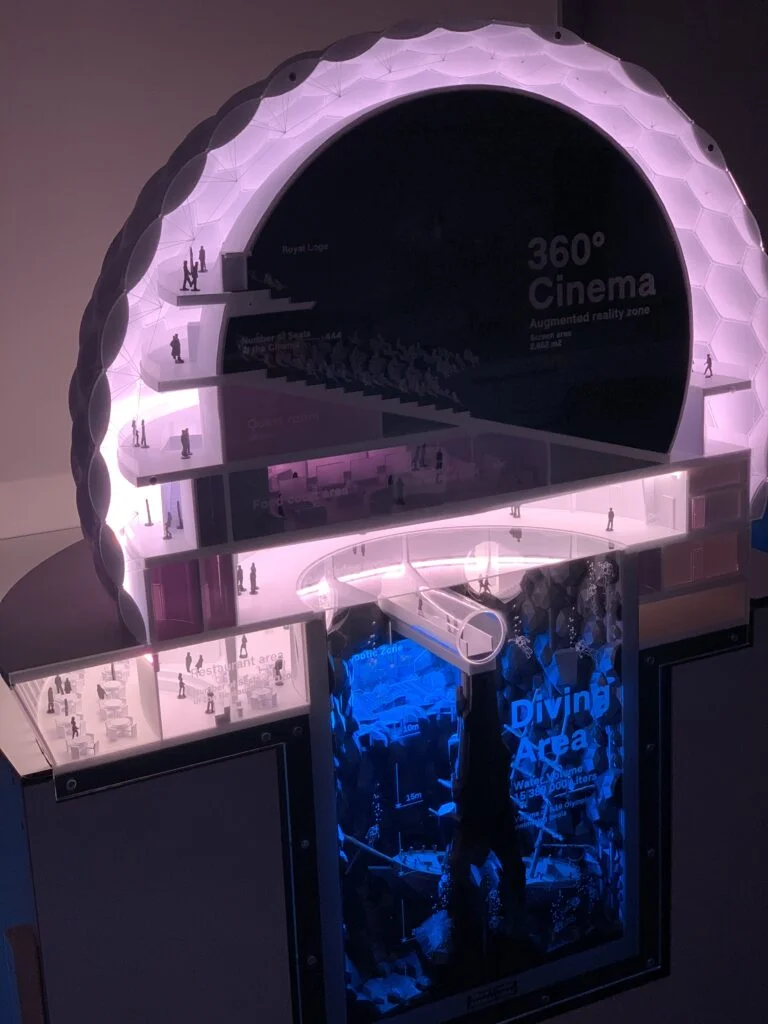 Messemodell 360° Cinema – beleuchtetes Architekturmodell mit Tauch- und Restaurantzone.