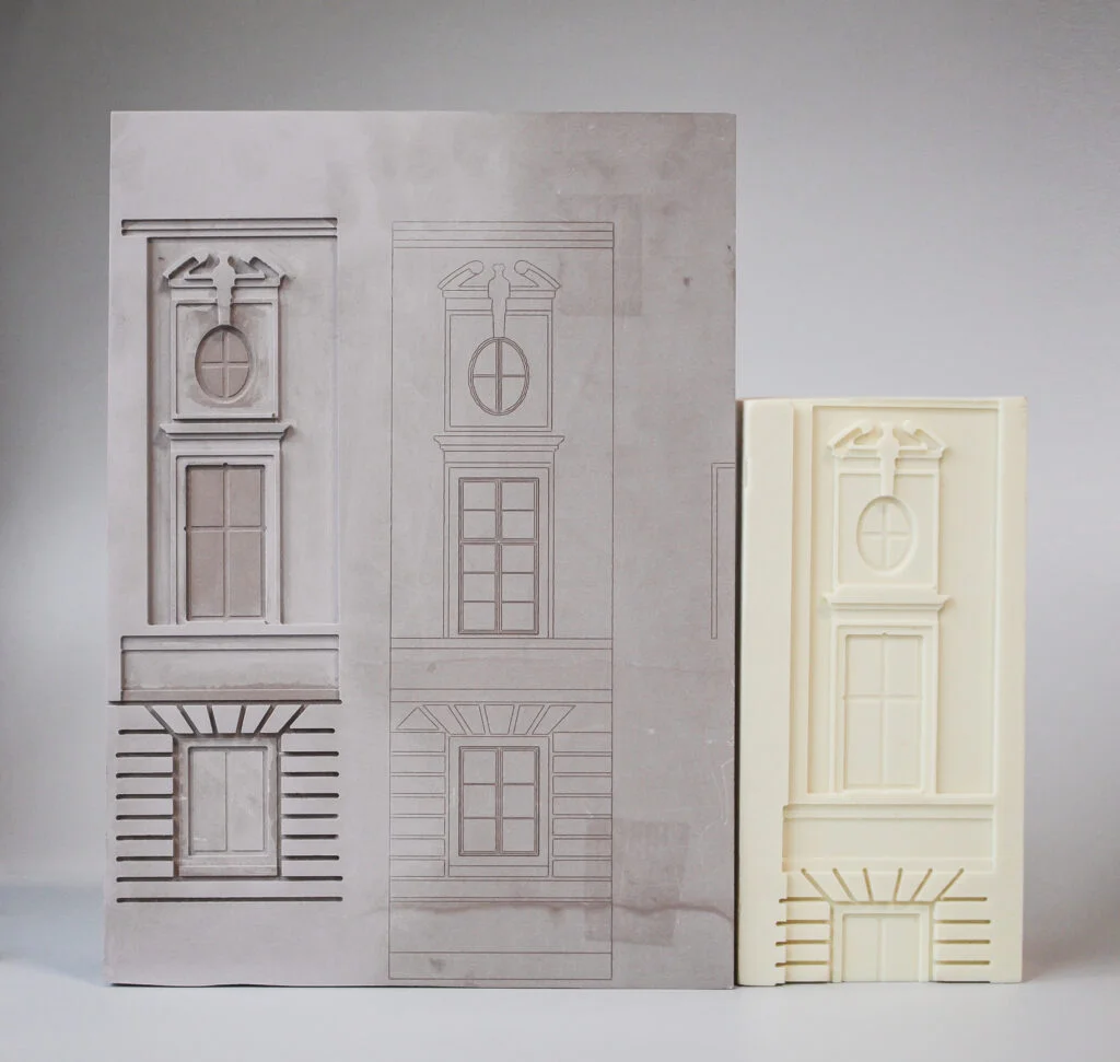 Fassaden-Bemusterungsmodell mit Ornamenten und Stuckelementen – Darstellung klassischer Fenster- und Fassadengestaltung.